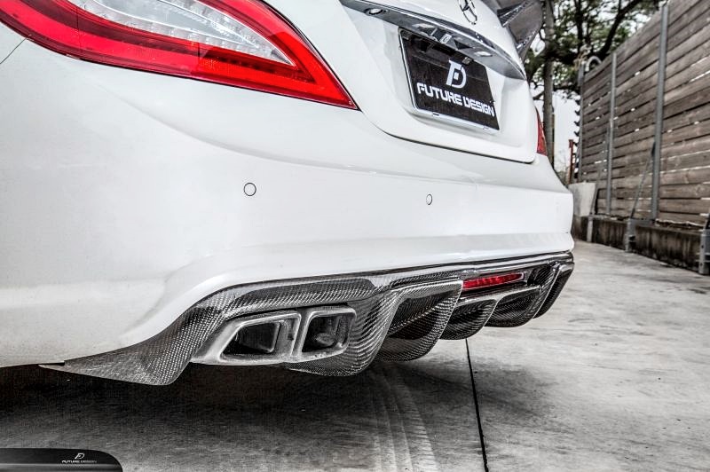 W218 CLS - Renntech style Carbon Rear Diffuser 04